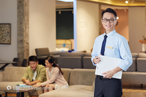 專業(yè)形象，信任之基——論家具店銷售人員的形象塑造與銷售藝術(shù)